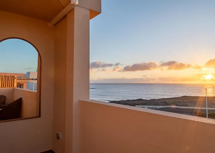 Beachfront Medano & Infinity Jacuzzi & Warm Pool Vila *